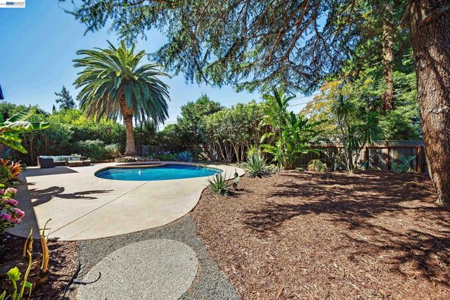 1759 Crescent Dr, Walnut Creek, CA 94598