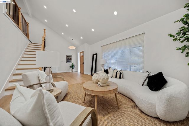1759 Crescent Dr, Walnut Creek, CA 94598