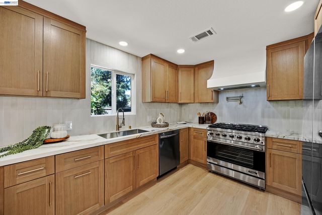 1759 Crescent Dr, Walnut Creek, CA 94598