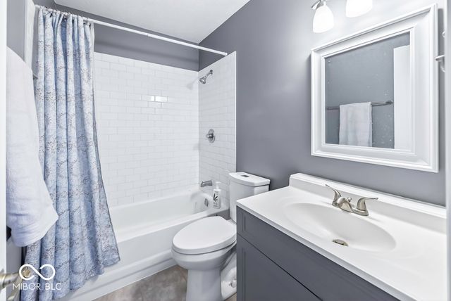 986 Country Aire Drive, Greenwood, IN 46143