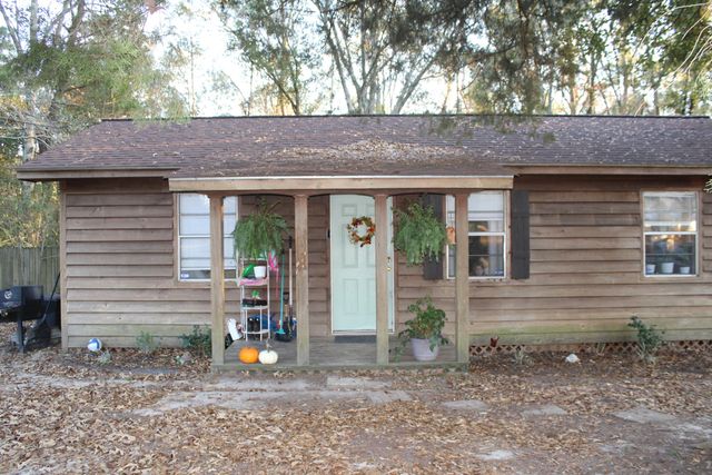 136 Country Cir, Ellisville, MS 39437