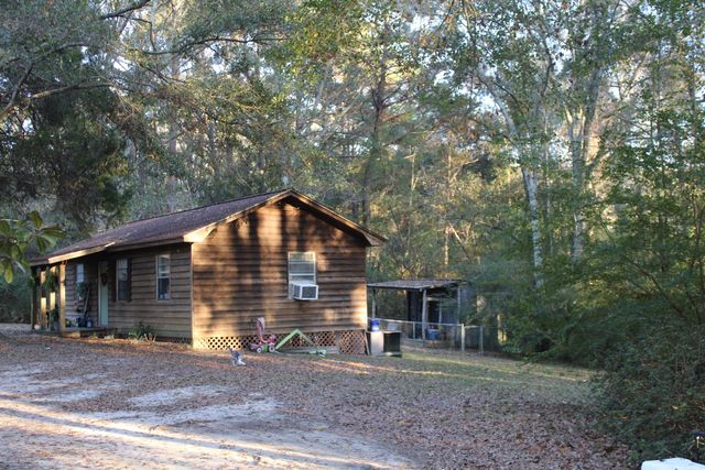 136 Country Cir, Ellisville, MS 39437