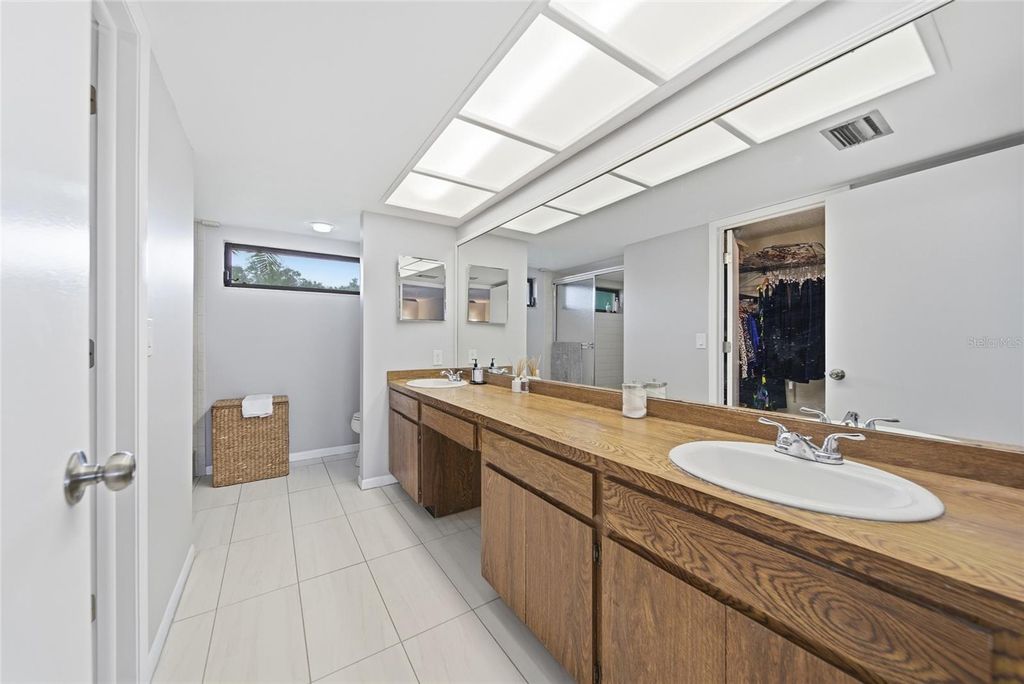 Image 17 of property listing at 16116 W COURSE DRIVE, Tampa, FL 33624