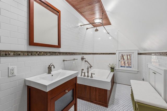 6789 N Elm Tree ROAD, Glendale, WI 53217