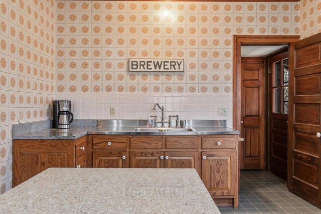 6789 N Elm Tree ROAD, Glendale, WI 53217