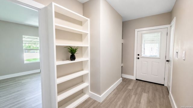323 MAPLEWOOD LN, San Antonio, TX 78216