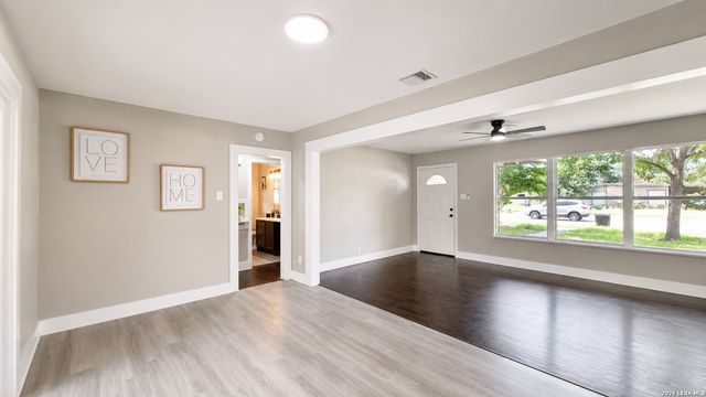 323 MAPLEWOOD LN, San Antonio, TX 78216