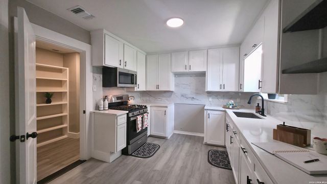 323 MAPLEWOOD LN, San Antonio, TX 78216
