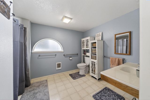 1011 Comstock St, Richland, WA 99352