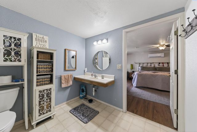 1011 Comstock St, Richland, WA 99352