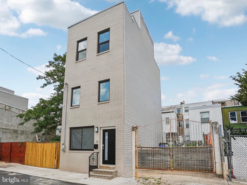2225 N WATERLOO ST, Philadelphia, PA 19133