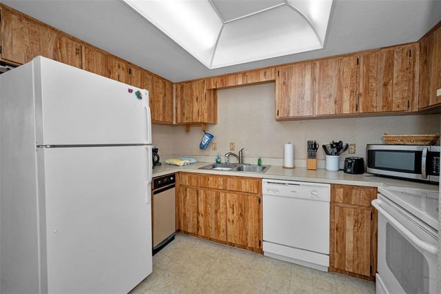 9000 COMMODORE DRIVE 402, Seminole, FL 33776