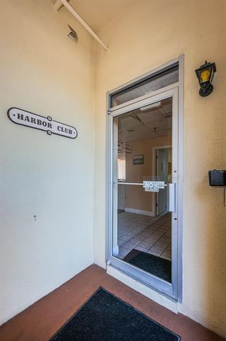 9000 COMMODORE DRIVE 402, Seminole, FL 33776