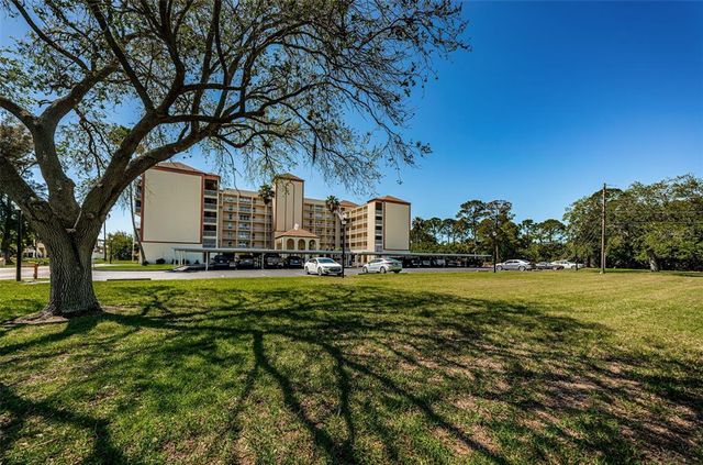 9000 COMMODORE DRIVE 402, Seminole, FL 33776