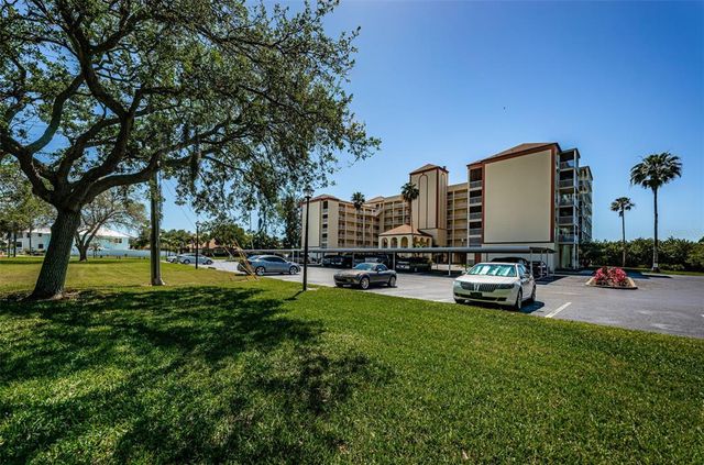 9000 COMMODORE DRIVE 402, Seminole, FL 33776