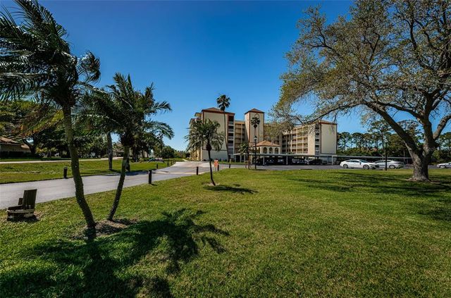 9000 COMMODORE DRIVE 402, Seminole, FL 33776