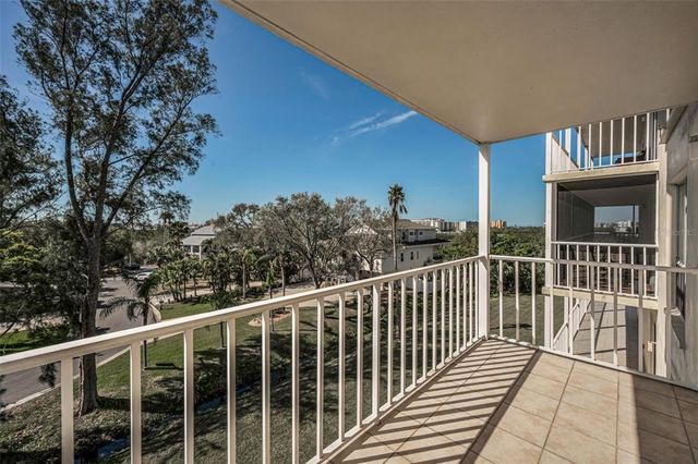 9000 COMMODORE DRIVE 402, Seminole, FL 33776