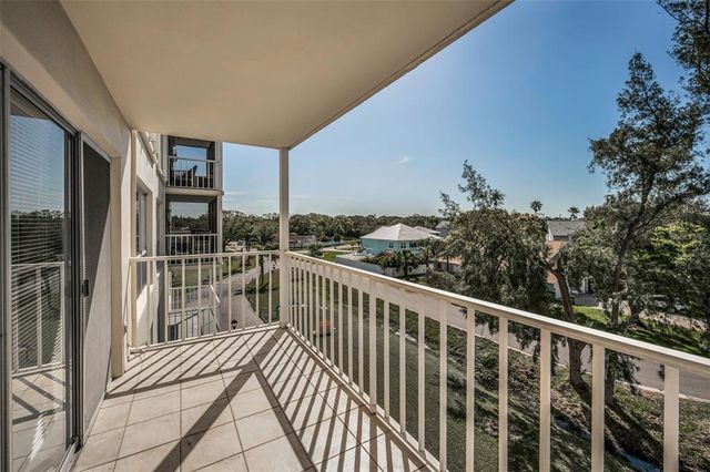 9000 COMMODORE DRIVE 402, Seminole, FL 33776