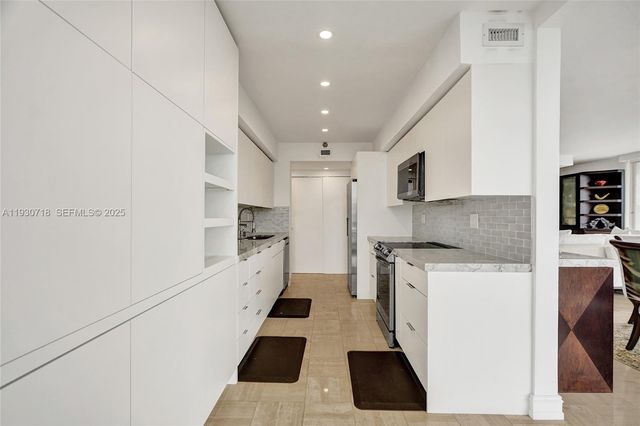 19355 Turnberry Way 26E, Aventura, FL 33180