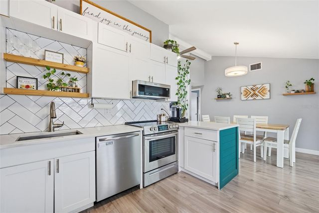 7507 WOODLAND OAKS COURT, Tampa, FL 33615