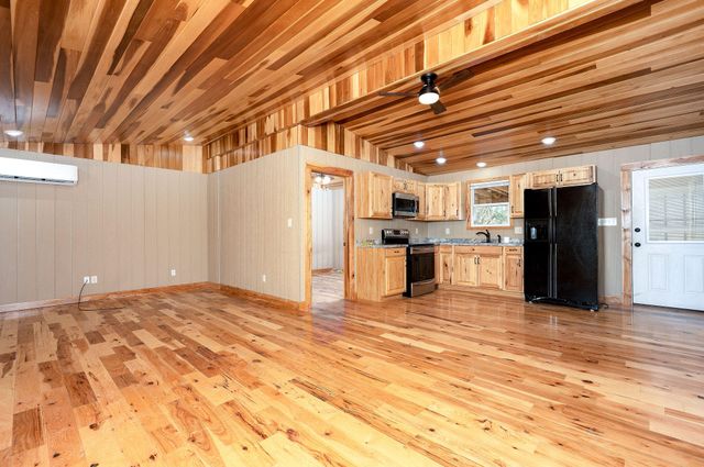 280 Kentucky 639, Albany, KY 42602