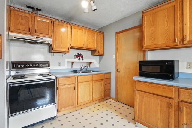 1108 LOCUST, Kadoka, SD 57543