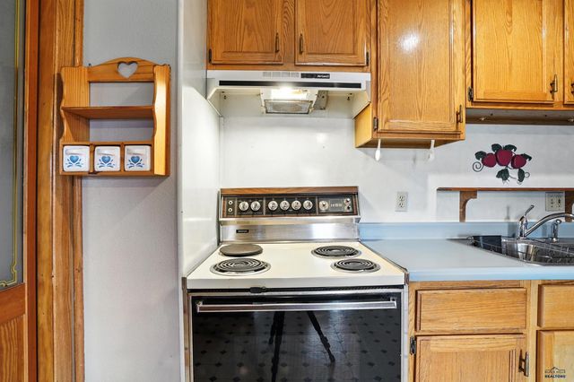 1108 LOCUST, Kadoka, SD 57543