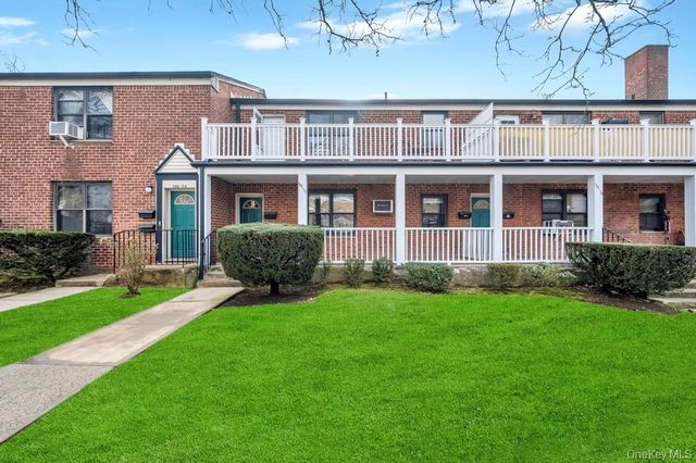 196-72 69th Ave 1 FL, Fresh Meadows, NY 11365