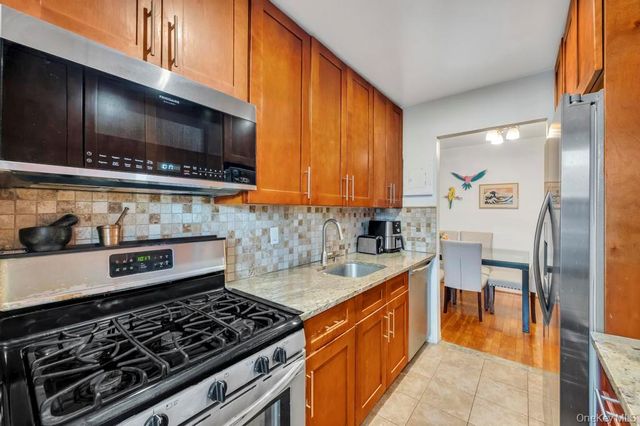 196-72 69th Ave 1 FL, Fresh Meadows, NY 11365