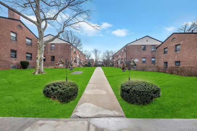 196-72 69th Ave 1 FL, Fresh Meadows, NY 11365