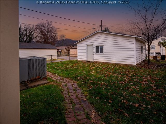 109 18th Street, Dunbar, WV 25064
