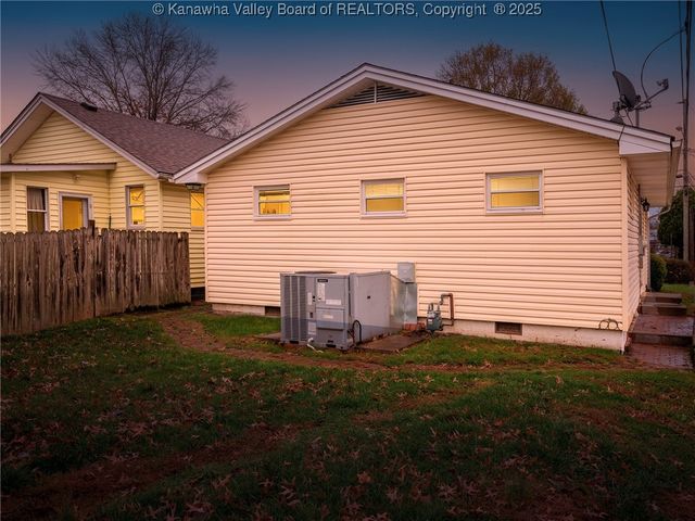109 18th Street, Dunbar, WV 25064