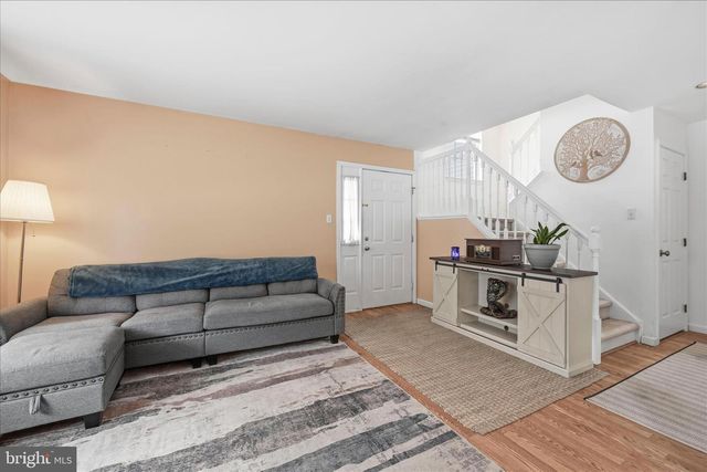 2 HORSESHOE DR, Douglassville, PA 19518