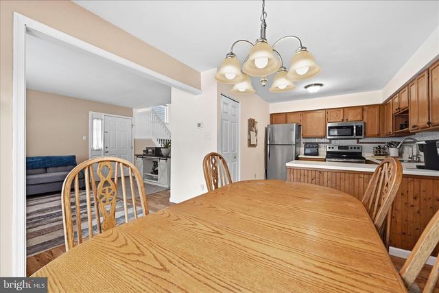 2 HORSESHOE DR, Douglassville, PA 19518