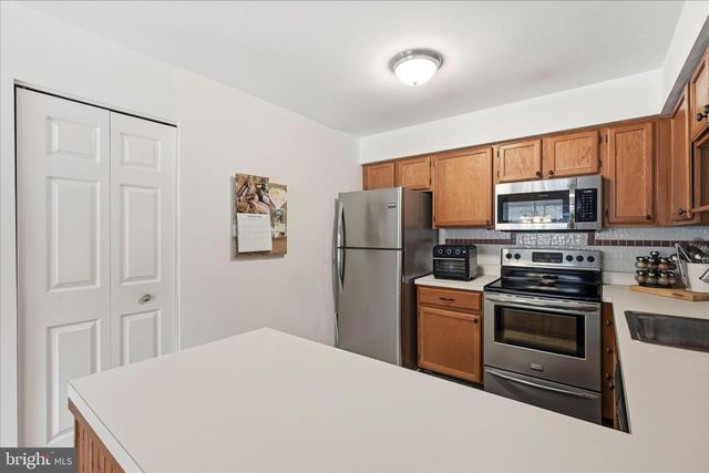 2 HORSESHOE DR, Douglassville, PA 19518