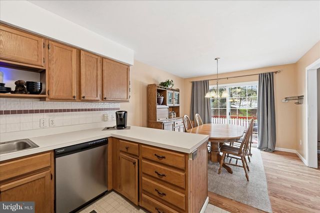 2 HORSESHOE DR, Douglassville, PA 19518