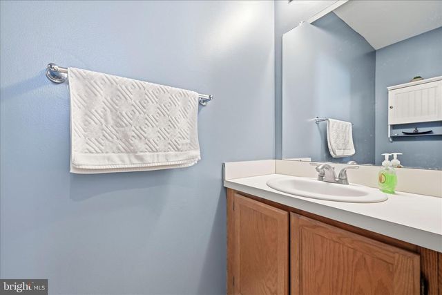 2 HORSESHOE DR, Douglassville, PA 19518