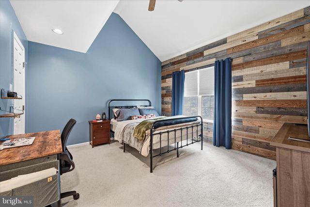 2 HORSESHOE DR, Douglassville, PA 19518