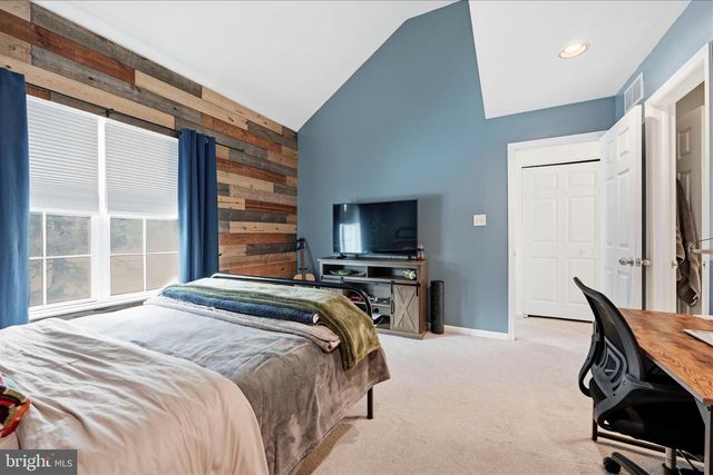 2 HORSESHOE DR, Douglassville, PA 19518