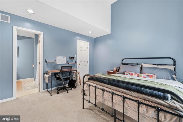 2 HORSESHOE DR, Douglassville, PA 19518