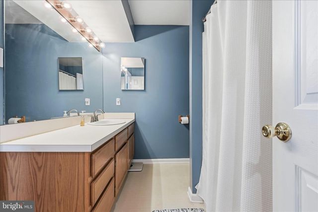 2 HORSESHOE DR, Douglassville, PA 19518