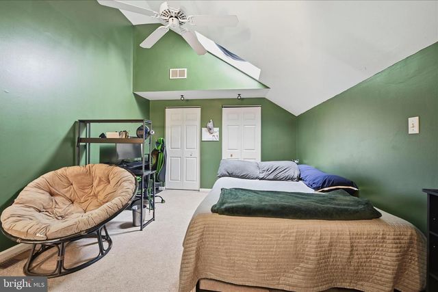 2 HORSESHOE DR, Douglassville, PA 19518