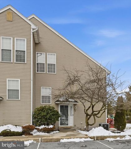 2 HORSESHOE DR, Douglassville, PA 19518