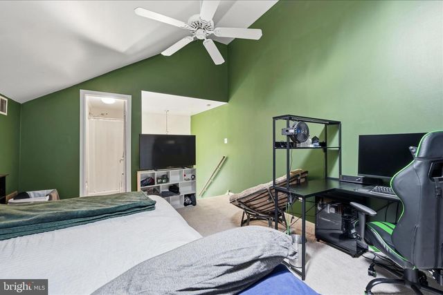 2 HORSESHOE DR, Douglassville, PA 19518