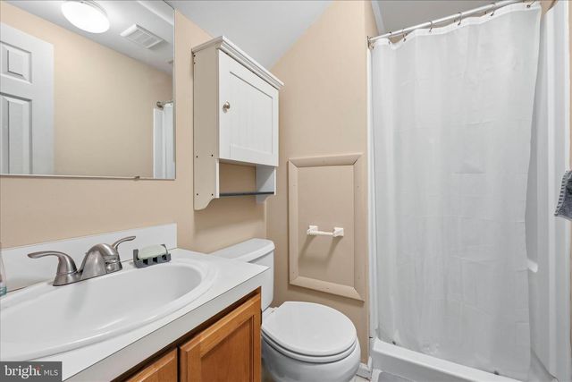 2 HORSESHOE DR, Douglassville, PA 19518