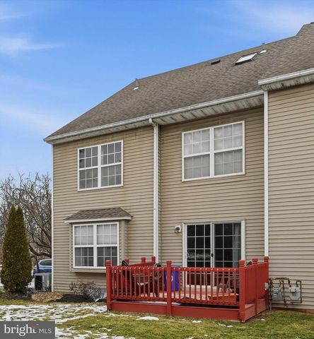 2 HORSESHOE DR, Douglassville, PA 19518