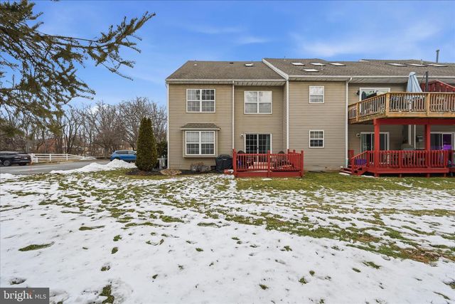 2 HORSESHOE DR, Douglassville, PA 19518