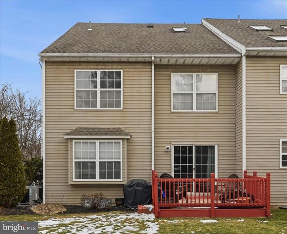 2 HORSESHOE DR, Douglassville, PA 19518