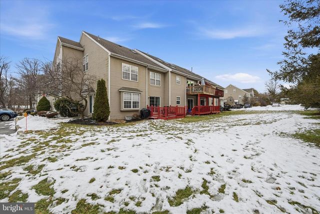 2 HORSESHOE DR, Douglassville, PA 19518