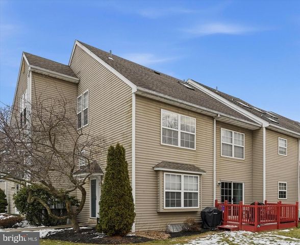 2 HORSESHOE DR, Douglassville, PA 19518